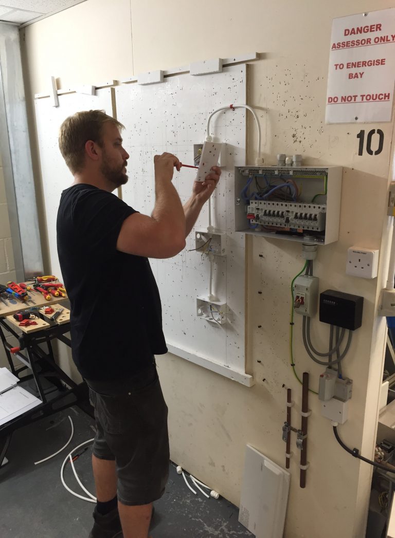 How you can become an Electrician in 2019